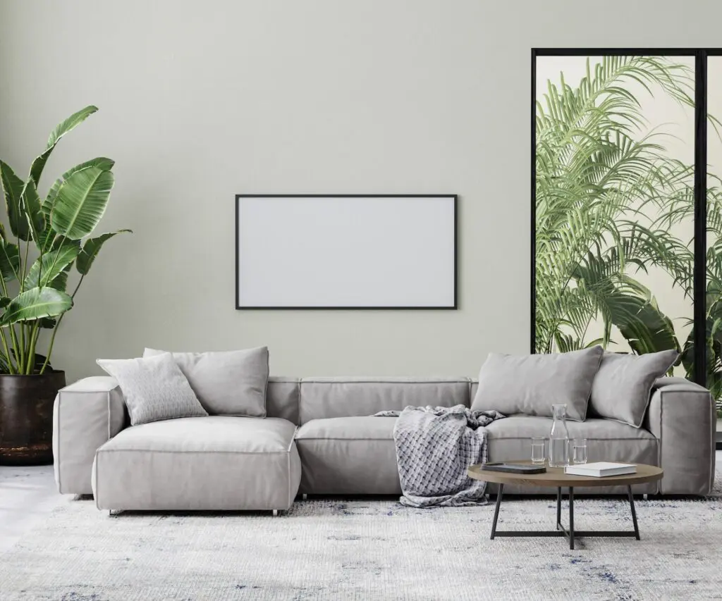 Salón minimalista de estilo tropical con plantas y sofa chaiselonge